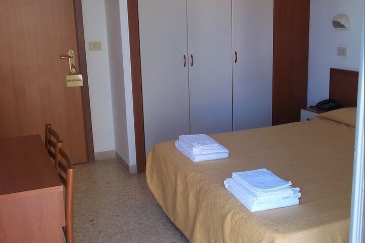 Room 28 of 125