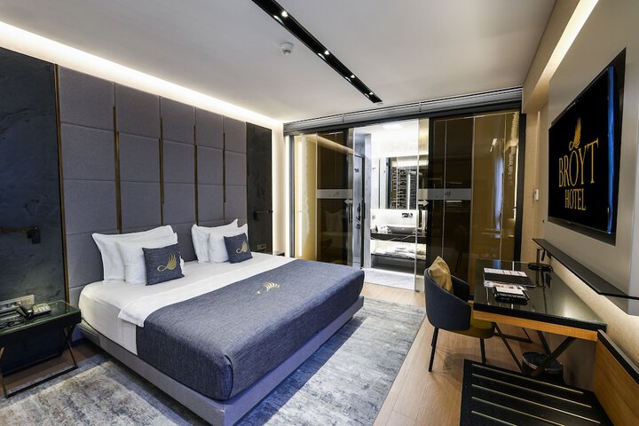 Room 6 of 80