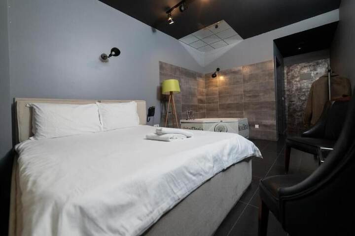 Room 13 of 27