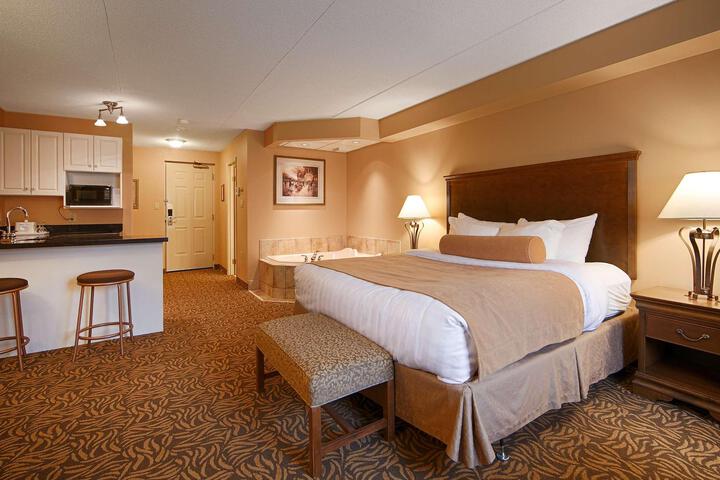 1 King Bed Sofa Bed Microwave and Refrigerator WiFi (9 of 16)