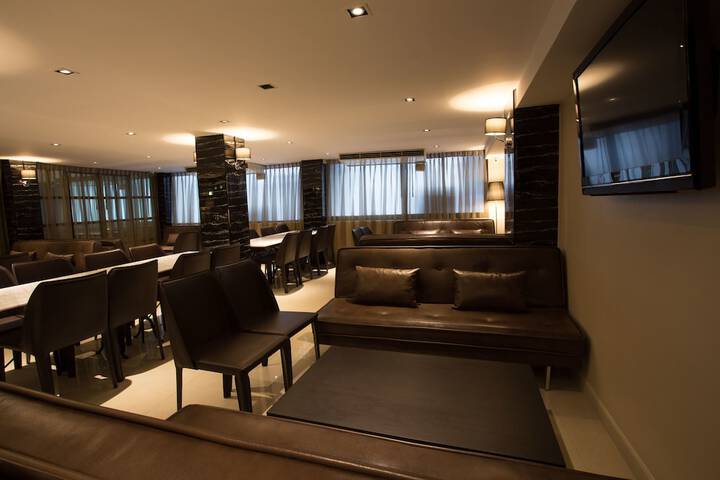 Lounge 45 of 49