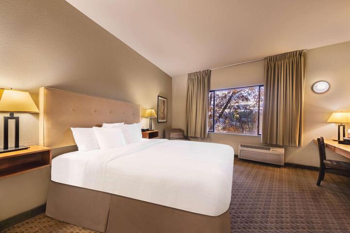 1 King Bed (1 of 10)