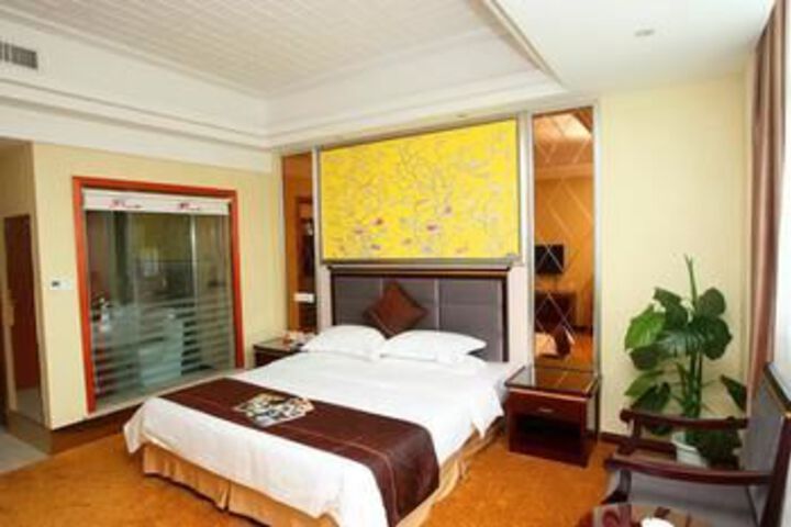 Room 6 of 18