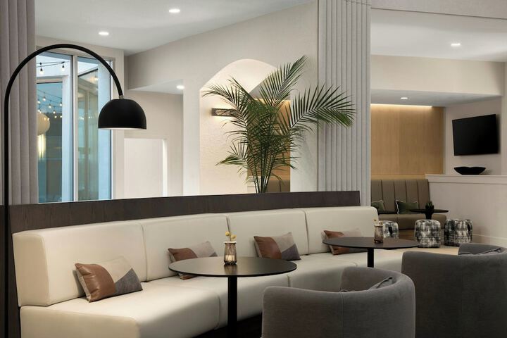 Lobby lounge