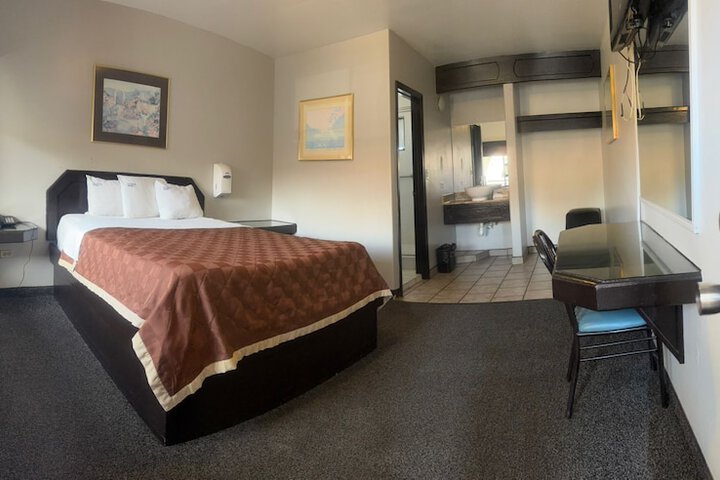 1 Queen Bed (1 of 10)