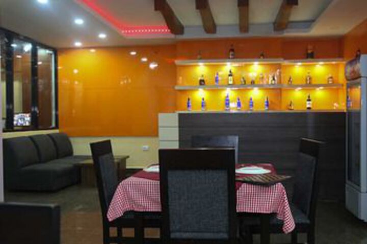 Lounge 7 of 12