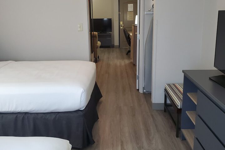 2 Queen Beds (1 of 10)
