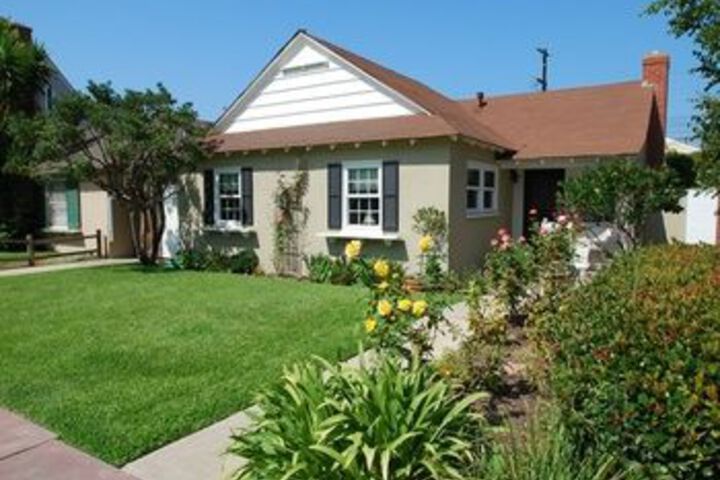 Exterior of Belvue Lane 68129 by RedAwning