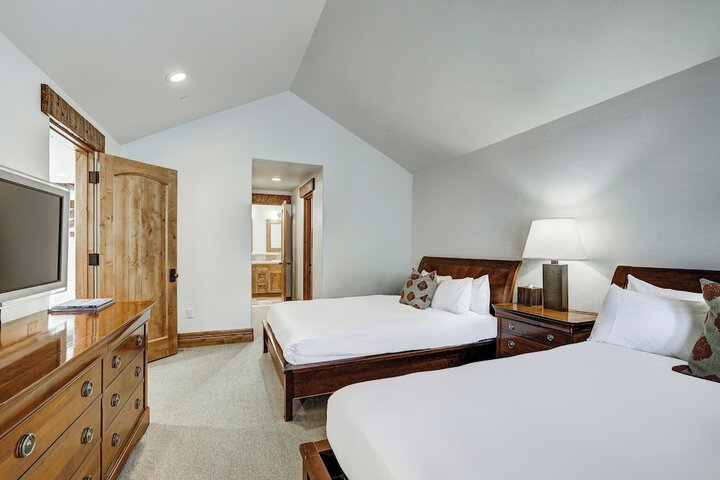 Room 103 of 569