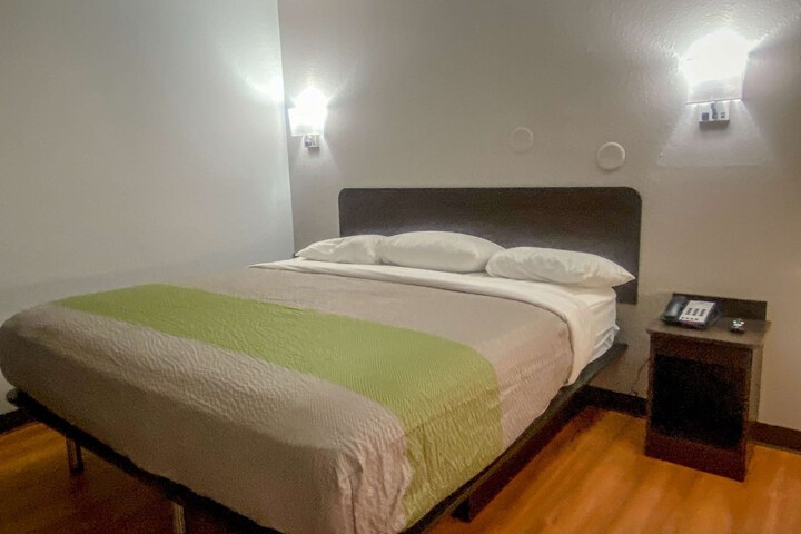 2 Queen Beds Kitchen (7 of 10)
