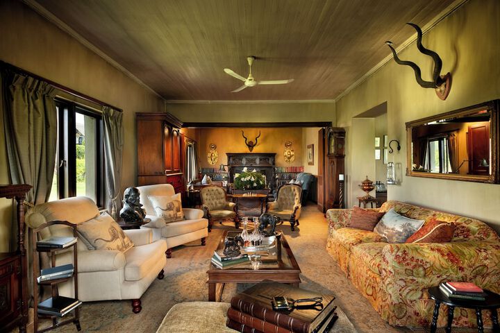 Lounge 37 of 49