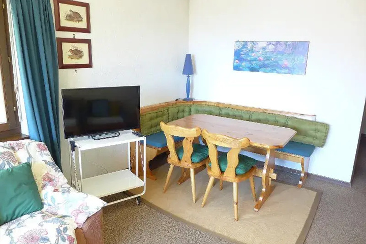 Room 9 of 12