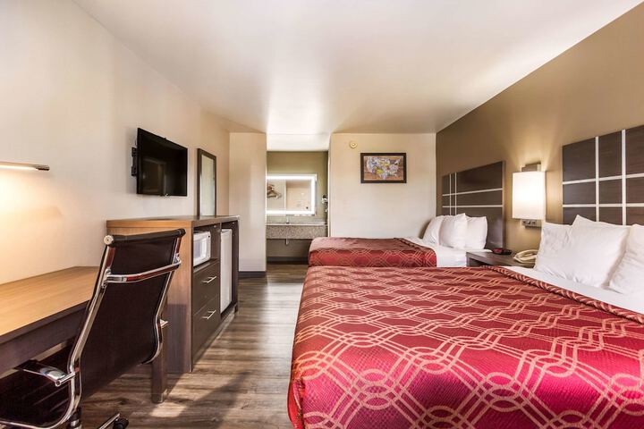 2 Queen Beds (14 of 21)