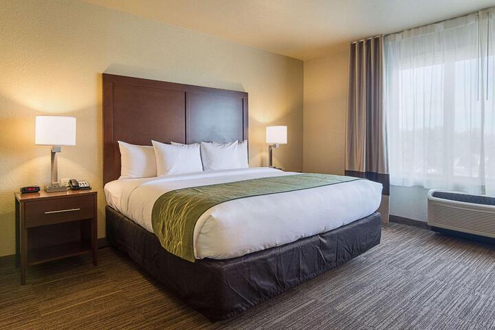 1 King Bed (2 of 15)