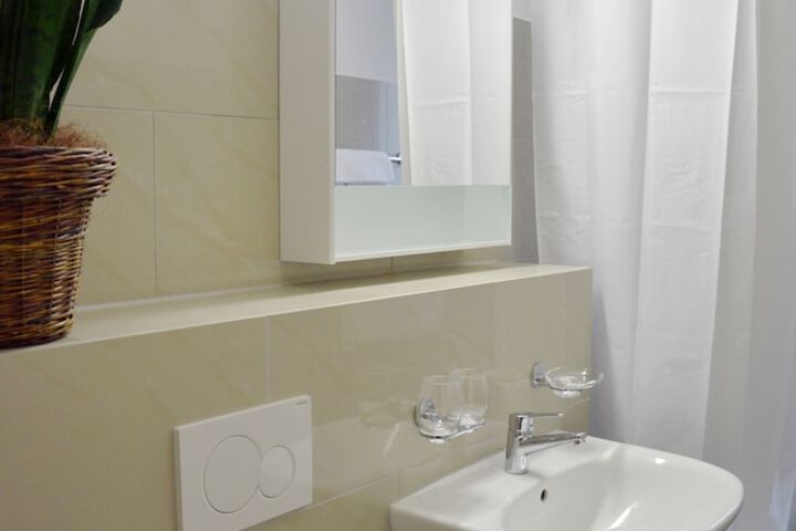 Room 6 of 11