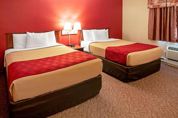 2 Queen Beds (2 of 8)