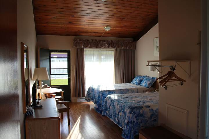 1 Queen Bed (14 of 29)