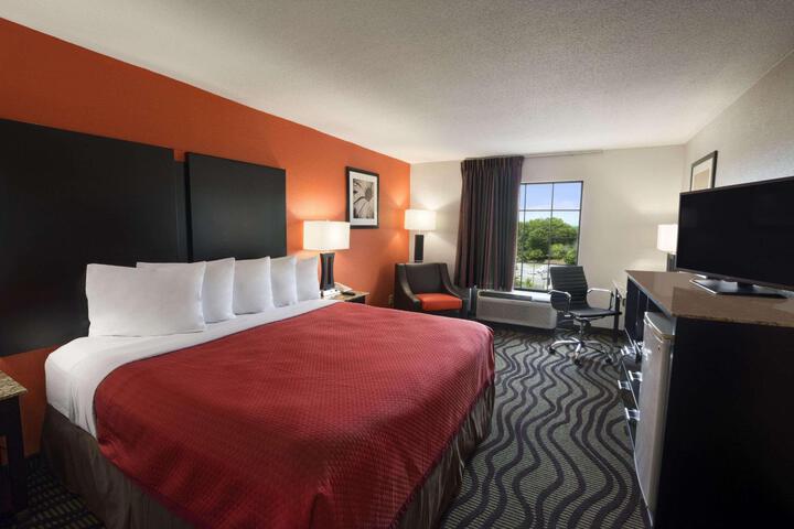 1 Queen Bed (8 of 10)