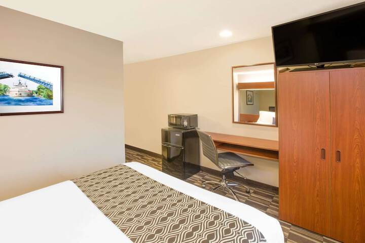 1 Queen Bed Accessible Room (14 of 18)