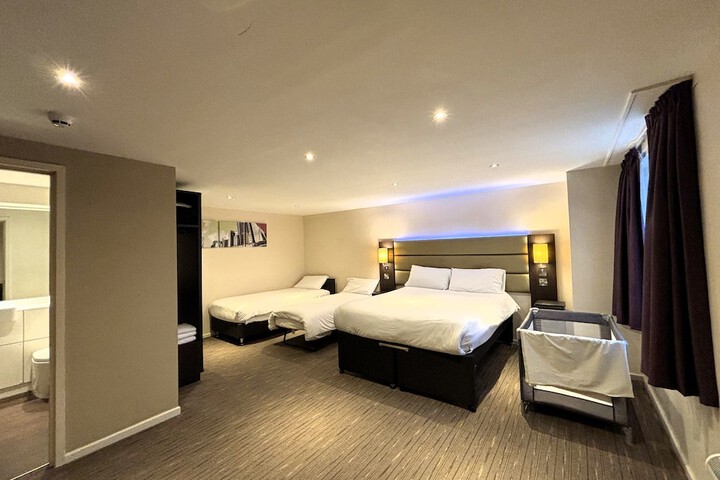 Room 8 of 16