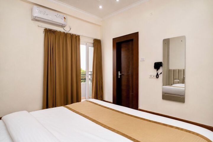 Room 35 of 143