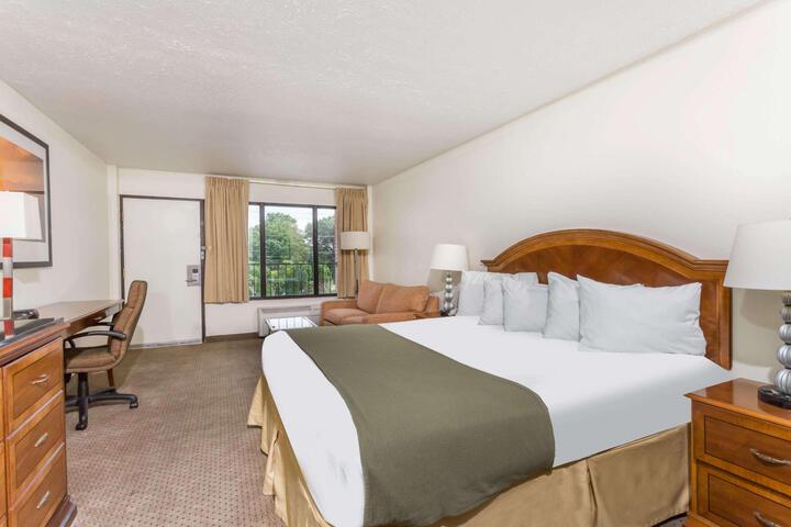 1 King Bed (2 of 9)
