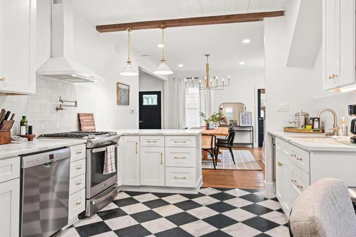 4BR for 10 Near Ark, High-Tech Kitchen, Parking! in Williamstown, KY
