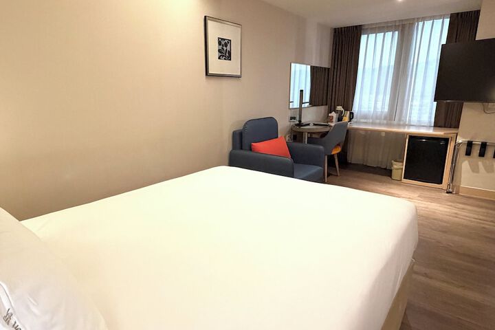 Room 11 of 42