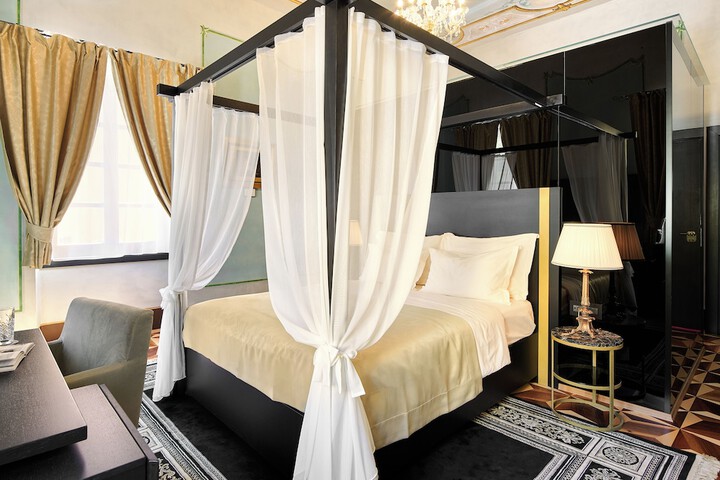 Room 8 of 40