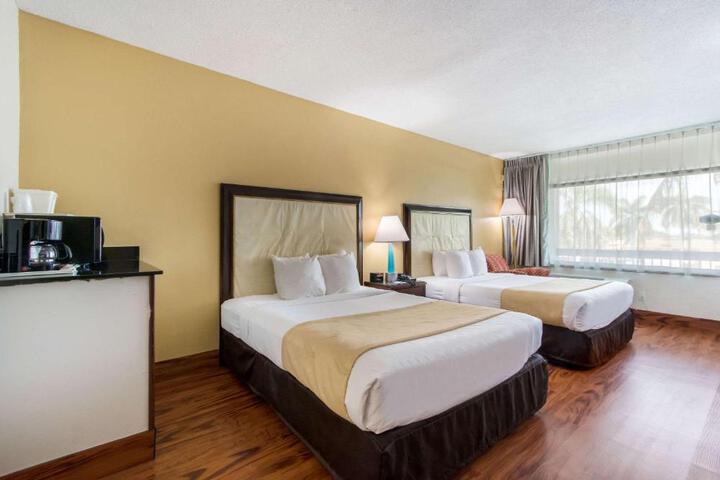1 Queen Bed (9 of 17)