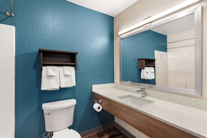 1 Queen Bed Suite (16 of 17)