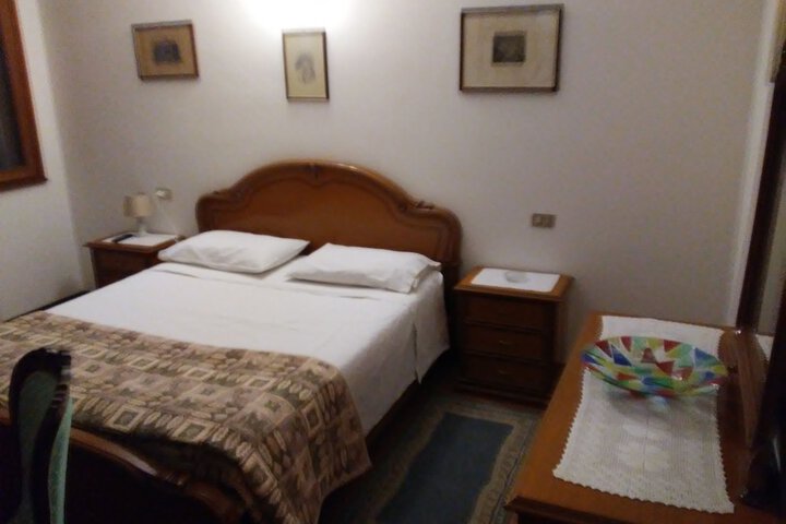 Room 4 of 20