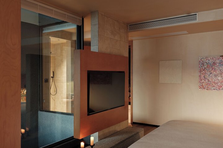 Room 18 of 169