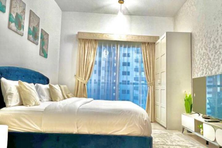 Elegant Marina View Studio King Bed