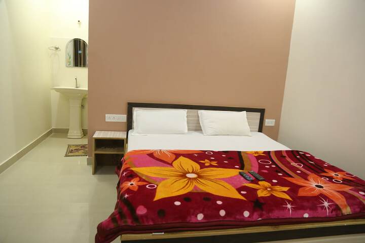 Room 4 of 16