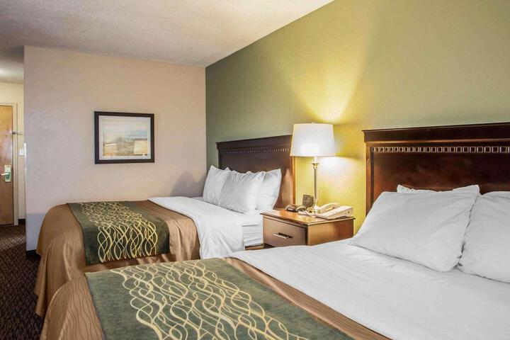 1 Queen Bed (6 of 6)
