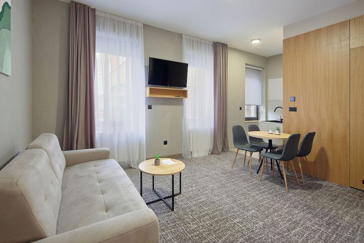 Room 4 of 80