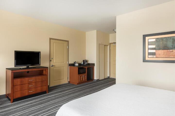 1 King Bed Hearing Accessible (24 of 25)