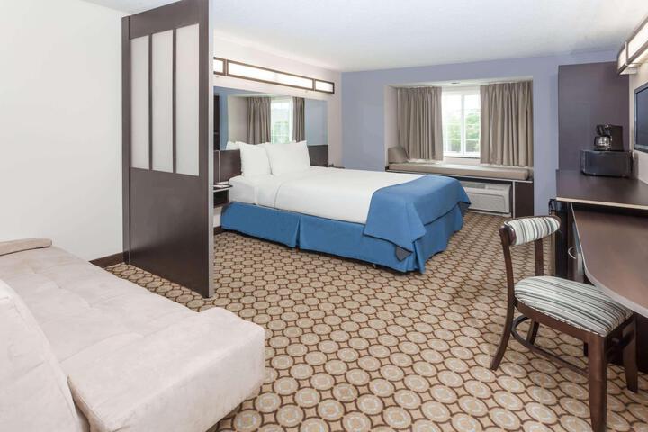 1 Queen Bed (24 of 25)
