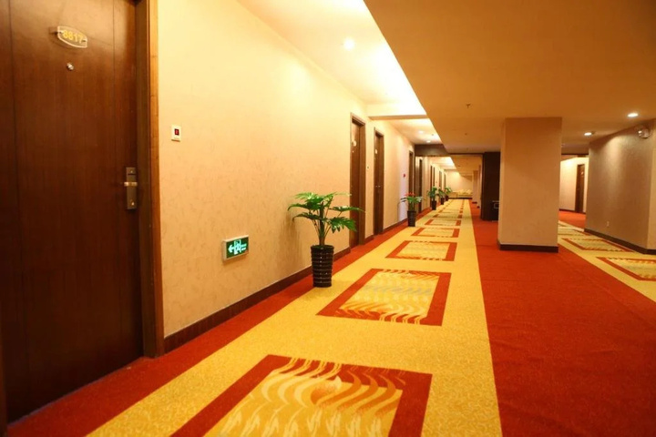Room 9 of 16