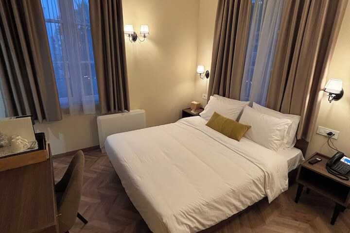 Room 5 of 115