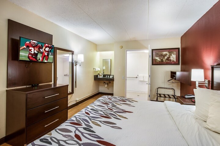 Deluxe King Bed (4 of 12)