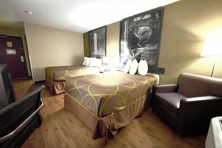2 Double Beds (12 of 14)