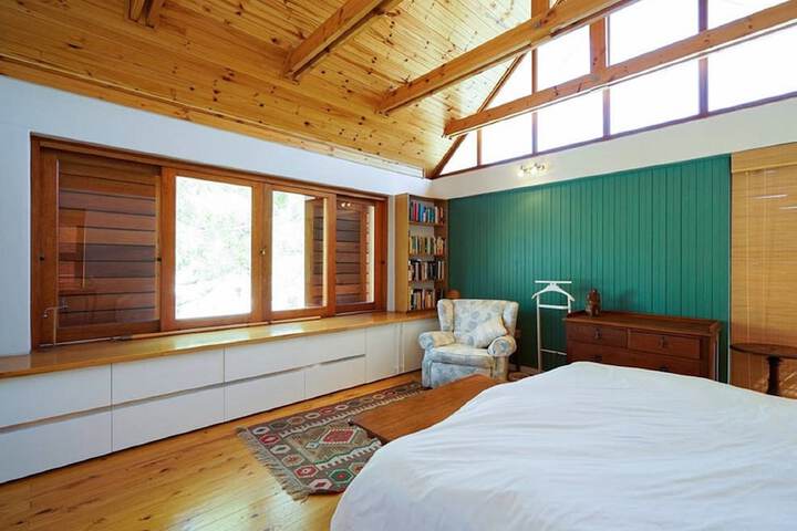 Room 4 of 18