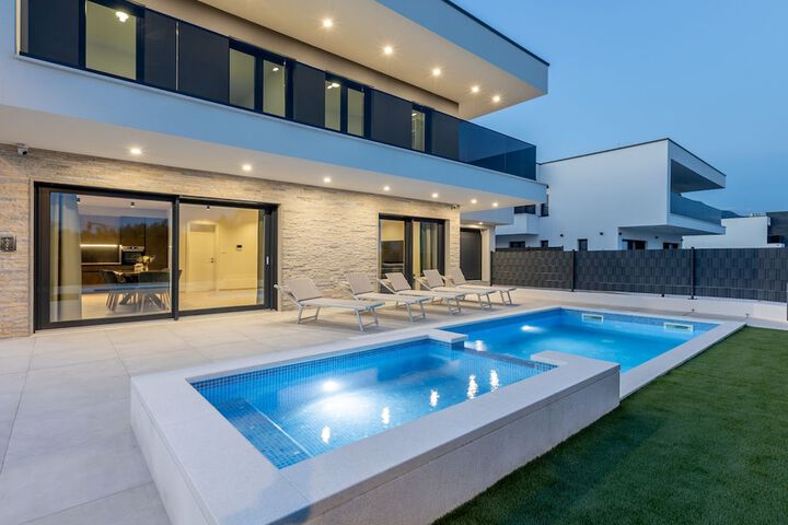 Pool 20 of 43