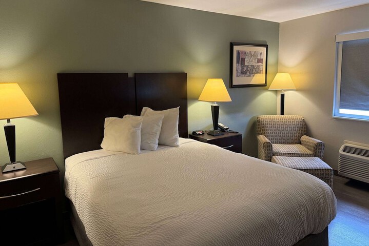 1 King Bed (5 of 17)