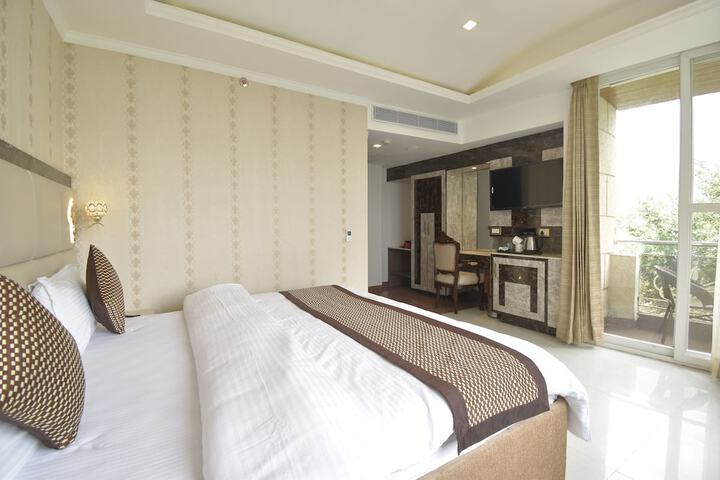 Room 33 of 111