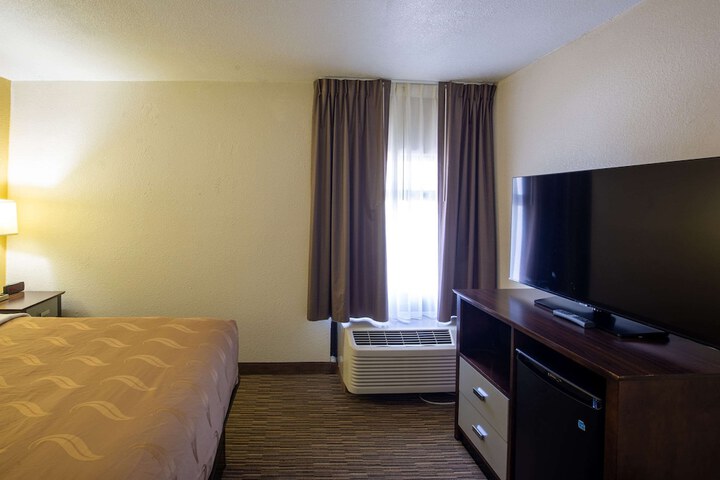 1 King Bed (10 of 19)