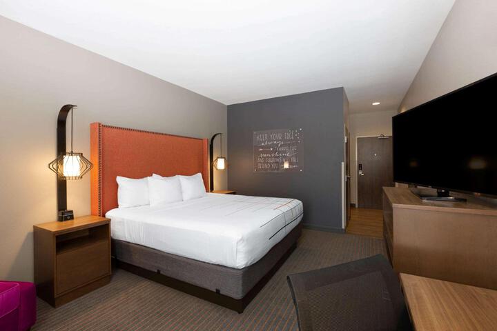 1 King Bed (13 of 13)