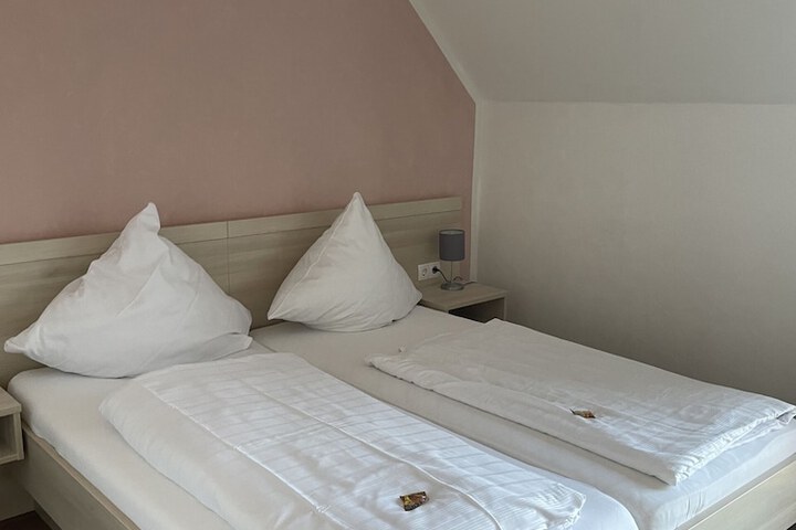 Room 5 of 33
